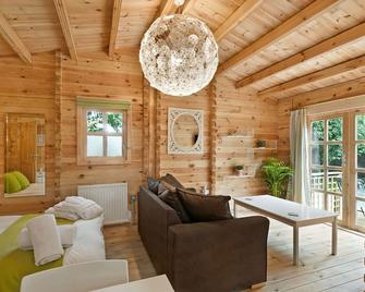 The Lodge with Hot Tub - Dog friendly - Maidstone - Living room