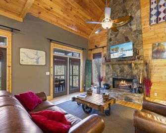 The Willow Lake House - Lavonia - Living room