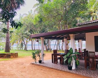 Lucas Lake Hotel & Safari - Tissamaharama - Patio