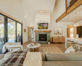 Wilderness Club Nest Modern Cabin Retreat for 9 w/ Hot Tub - Eureka - Pokój dzienny