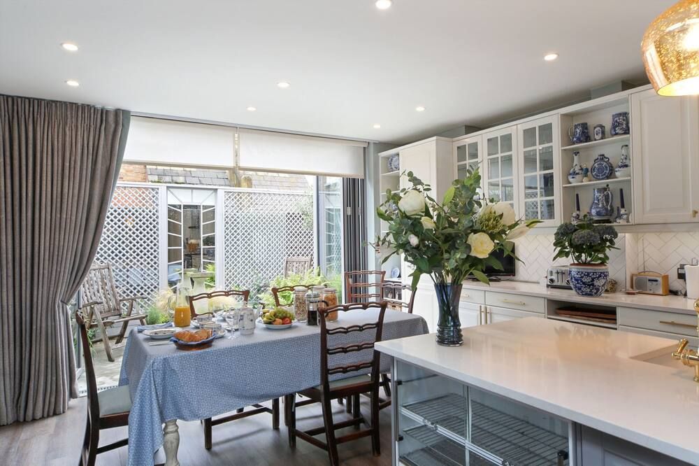 Comfortable double bedroom with ensuite bathroom, sitting room & roof terrace - לונדון - חדר אוכל