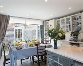 Comfortable double bedroom with ensuite bathroom, sitting room & roof terrace - לונדון - חדר אוכל