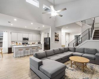 Luxe Modern 4B House with Office 20 min to DT - Manor - Living room