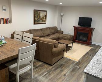 Fairy Garden (2 Bedroom Basement Apartment) - Dawsonville - Sala de estar