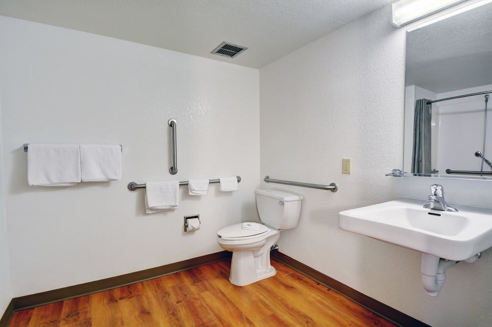Motel 6 Seekonk, Ma - Providence East - Seekonk - Bathroom