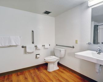 Motel 6 Seekonk, Ma - Providence East - Seekonk - Bathroom