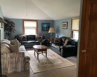 Rustic View Cottage in beautiful Baraboo Bluffs! Perfect for a private getaway!! - Merrimac - Sala de estar