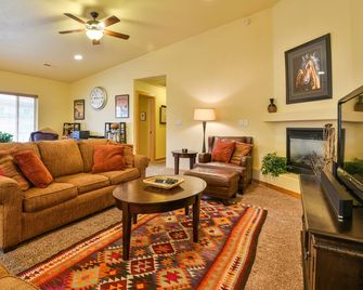343 Downtown, Private Hot Tub with Red Rock Views - Moab - Living room