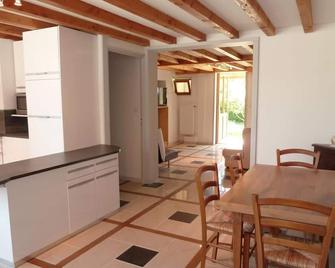 Gîte des Cèdres Ferienwohnung à Ameugny Taizé Cluny - Burnand - Comedor