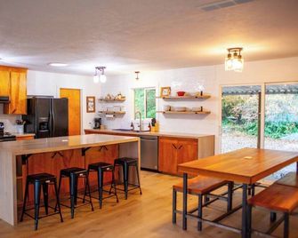 Modern Gorge Lodge - The Dalles