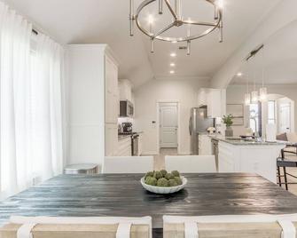 Spacious Modern Comfort | Fabulous 15th! - Moore - Eetruimte