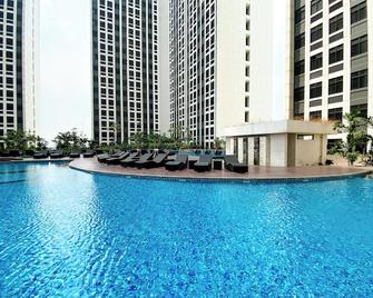 Restful Studio Room Pollux Chadstone Apartment - Cikarang - Piscina