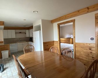 (Hickory Cabin) Beautiful 3 Bedroom Cottage - Lakefront - Pets Ok - East Tawas - Dining room