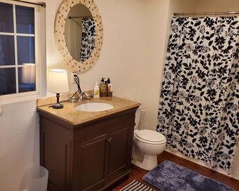 The Pinecone Cottage at Twin Peaks Lodge - Twin Peaks - Bathroom