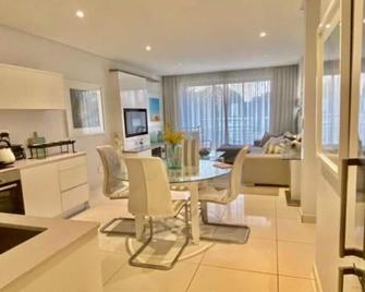 Spectacular one bedroom apartment One Hyde Park - Sandton - Dining room