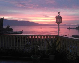 Melissa Palace Hotel and Karaoke - Parapat - Balcón