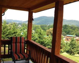 Beautiful Cabin on a hill with scenic view - Elizabethton - Balcón