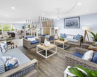 Bask in Sunlight on Wood Neck Beach! 2 Spacious Units, Free Parking! - Falmouth - Sala de estar