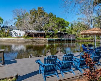 Nanas River House - Weeki Wachee River - Pet Friendly, Kayaks, Kids Watermat! - Weeki Wachee - Patio
