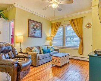 Beach Apt #1 - 2 Bedroom, 1 Bath, Lr & Kitchen - Ocean Grove - Living room