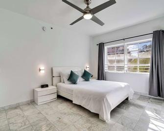 Best location by the Beach ! Free WiFi - TV - All amenities - Miami Beach - Bedroom