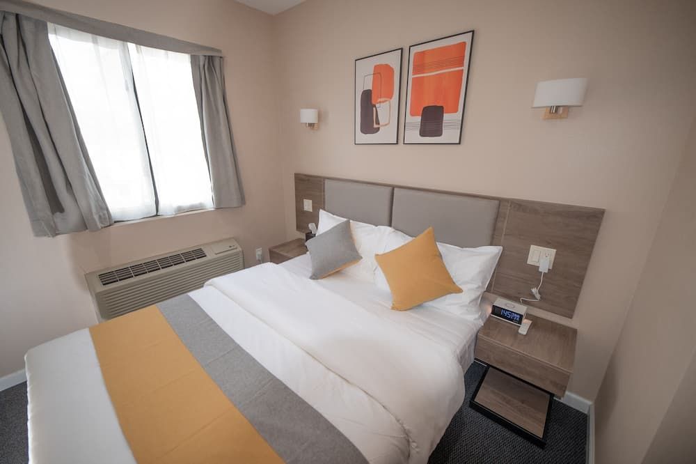 Bedroom view of Flushing Garden Hotel