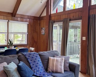 Bedrooms 3, Bathrooms 1, Sleeps 6 - Linden - Living room