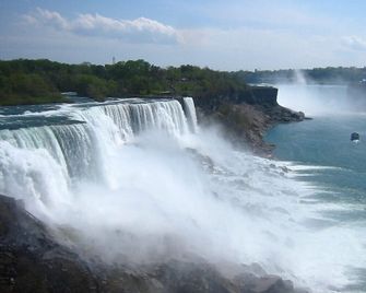 Great Gorge Guesthouse - Walk to the Falls, the Casino and all Downtown Restaurants - Across from the Aquarium - Niagara Falls