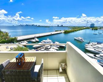 Premium Modern waterfront apartment with Miami Skyline view on the bay 5 mins drive to Miami Beach with free parking - Miami Beach - Balcon