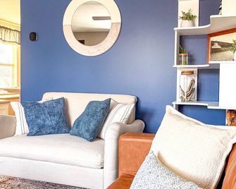 Lake Superior Stay - Fire Pit Patio - Pet Friendly - Ashland - Living room