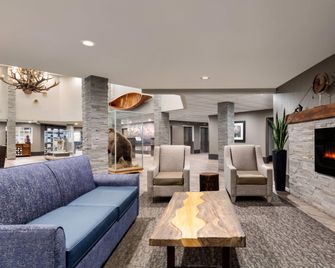 La Quinta Inn & Suites by Wyndham Fairbanks Airport - Fairbanks - Lobby