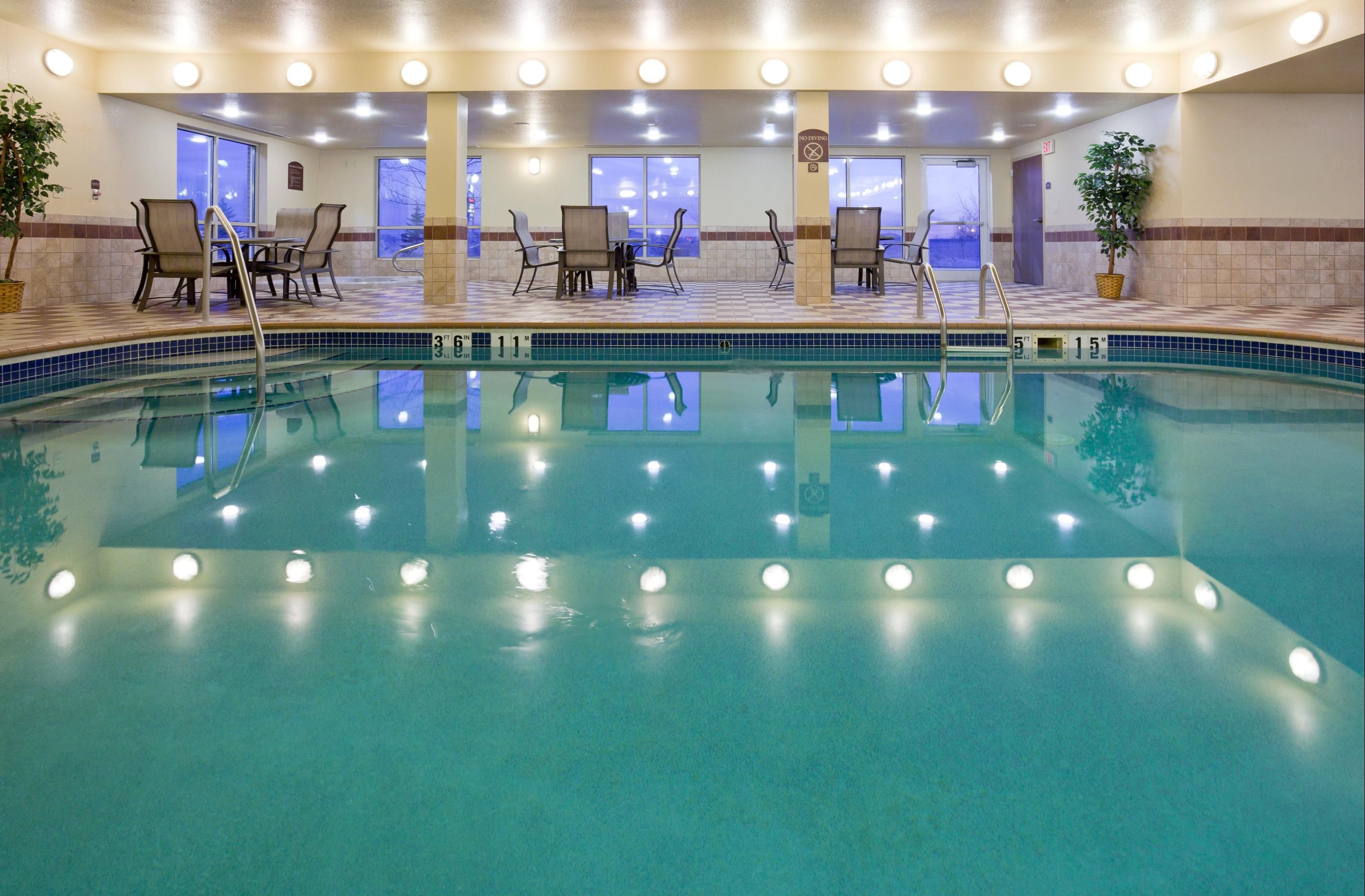 Holiday Inn Express & Suites Grand Forks By IHG - Grand Forks - Zwembad