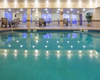 Holiday Inn Express & Suites Grand Forks By IHG - Grand Forks - Bazén