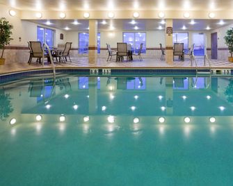 Holiday Inn Express & Suites Grand Forks By IHG - Grand Forks - Zwembad