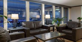 Ramada by Wyndham Juneau - Juneau - Living room