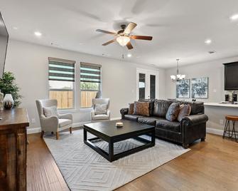 Spacious Townhouse, Furnished w/ Attached Garage - The Colony - Living room