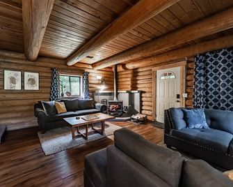 Handmade Scandinavian Mountain House Fire-Sauna - Superior - Living room