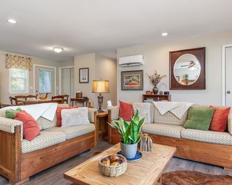 Cozy, Creekside Cottage - Trenton - Living room