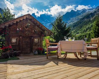 Auberge de La Maison - Courmayeur - Patio