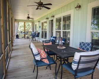 Lake Therapy, Cottage on the Water with Wifi! - Scottsboro - Innenhof