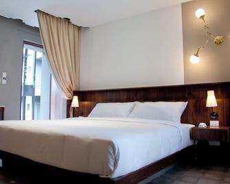 Flor de Mayo Hotel & Restaurant - קוארנאבאקה - חדר שינה