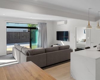 Decked out on Leo - Waihi Beach - Sufragerie