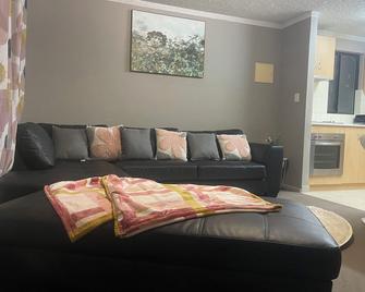 Masood Family Getaway Steps from CBD attractions - Bunbury - Living room