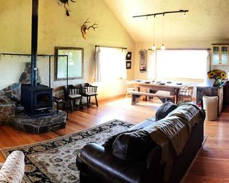 Open The Door To Your Montana Adventure! - Babb - Living room