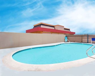Travelodge by Wyndham Barstow - Barstow - Piscina