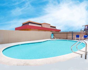 Travelodge by Wyndham Barstow - ברסטאו - בריכה