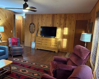 Cheerful two-story, 4-bedroom family home. Whole house HVAC system! - La Veta - Sala de estar