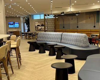 Holiday Inn Burlington Conference Centre By IHG - Burlington - Lounge