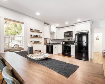 The Sweet Retreat Accessible Historic Home - La Grange - Kitchen