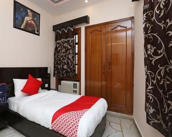 OYO Hotel Samrat - Rewāri - Bedroom